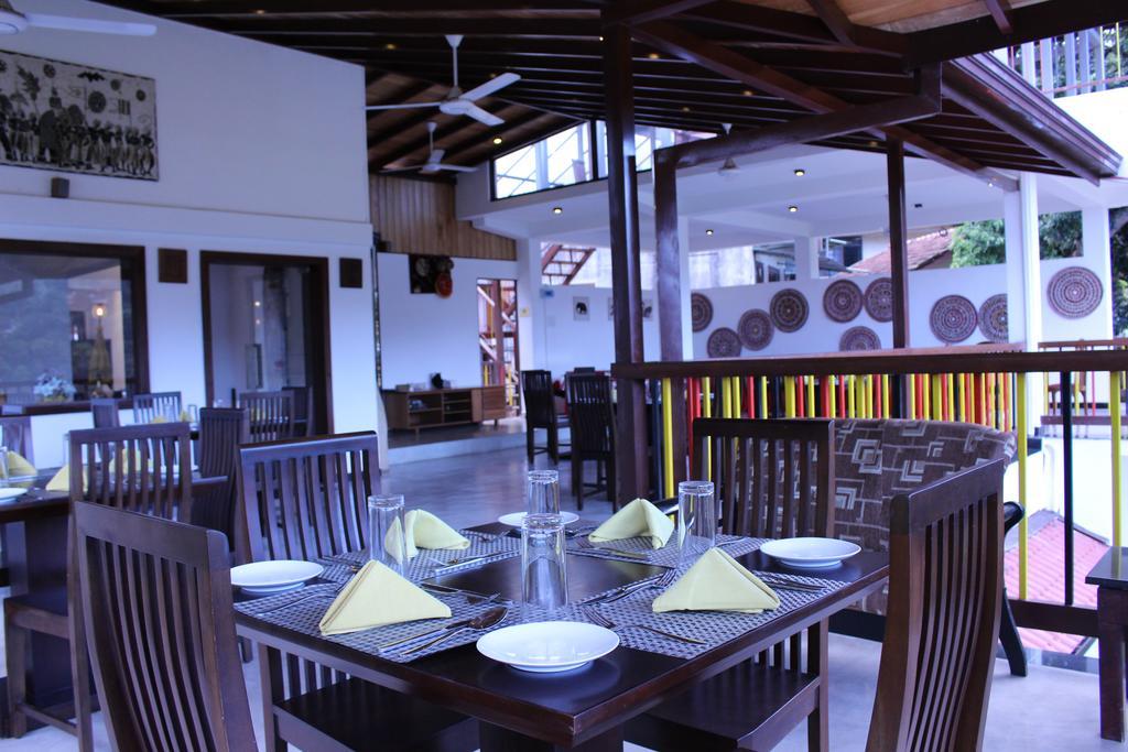 Kandyan Hotel Buitenkant foto